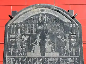  Stèle de Nectanébo Ier consacrée à la déesse Neith.