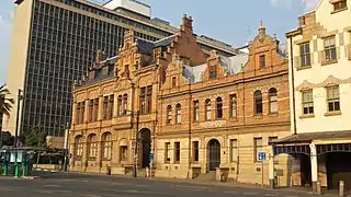 L'ex-banque et l'ex-chambre des lois.En arrière plan, le bâtiment de l'administration du Transvaal (construit en 1966, inoccupé depuis 1994)