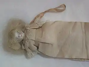 Porte-aiguilles ; en forme de petite poupée dont la robe forme un porte-aiguilles