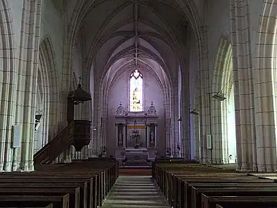 Allée centrale de la nef de l’église en allant vers le chœur.