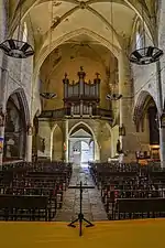 Vue de la nef depuis le chœur. L'orgue est placé au-dessus du portail d'entrée