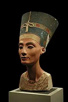 Buste de Néfertiti1353-1337Nouv. Emp., XVIIIe dyn.Calcaire peint, 47 cm.Musée égyptien de Berlin