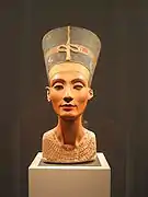 Buste de Néfertiti, vers 1338 av. J.-C. (?). Calcaire peint, plâtre, cire, cristal de roche. H. 49 cm.