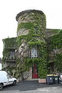 Une des tours du château de Neffiès