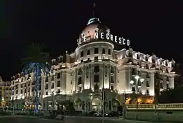 La façade du Negresco vue de nuit.