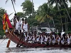 Bateliers d'un chundan vallam lors du Nehru Trophy Boat Race à Alleppey.