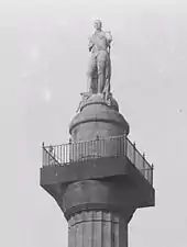 Photographie en noir et blanc du haut de la colonne avec la statue de Nelson et une plate-forme d'observation.