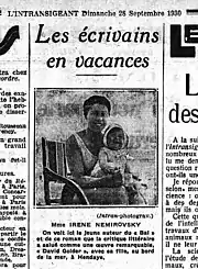Page de journal imprimé en caractères noirs avec photo d'une jeune femme assise un bébé sur les genoux.