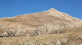 Vue du Nemrut Dağı, coiffé de son tumulus.