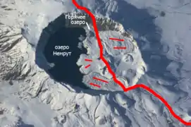 La ligne rouge montre la faille du Nemrut avec des flèches indiquant les directions des coulées de lave.