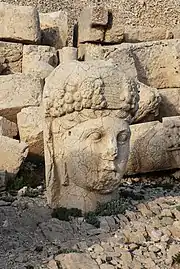 Tête de Tyché sur le Nemrut Dağı.