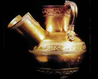 Aiguière en or de la reine Hama (antichambre de la tombe III, sarcophage n°2). Musée national d'Irak.