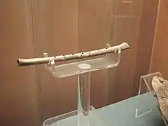 Une des flûtes découvertes à Jiahu, Musée provincial du Henan,7e millénaire av. J.-C..