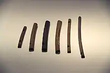 Sifflets en os. Hemudu, découverts en 1974. Musée National de Chine
