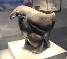Vase en forme de rapace. Terre cuite grise, Yangshao, type Miaodigou. H. 36 cm. Musée National de Chine