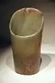 Pendentif de jade en forme de « sabot » (?). Culture de Hongshan, Liaoning. Musée Nationanl de Chine, Pékin