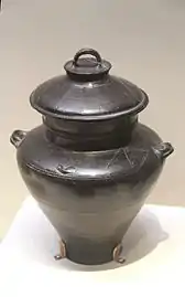 Jarre à boisson fermentée. Terre cuite noire fine et lustrée, H. 22 cm. Longshan du Shandong. Musée National de Chine