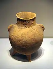 Petite jarre tripode. Terre cuite claire. Xinzheng, Henan, en 1978. Musée National de Chine, Pékin