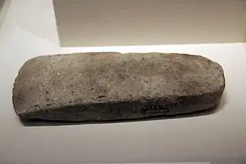 Hache de pierre polie. Culture de Daxi au Hubei. Musée National de Chine, Pékin
