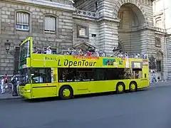 Neoplan Centroliner devant la préfecture de police de Paris, rue de la Cité (4e arrondt). Ce modèle est réformé.