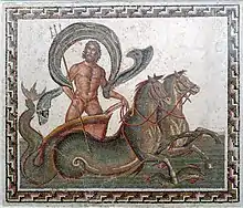Mosaïque représentant un personnage masculin nu et barbu tenant un trident et des brides d'un équipage de deux animaux fantastiques avec un avant-corps de cheval et l'arrière en forme de queue de poisson