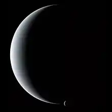 Triton apparaît devant Neptune, les deux présentent de très fins croissants.