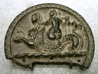 Palette : Néréide et Céto. Sirkap, Gandhara indo-parthe, v. Ier siècle AEC. Schiste, d. env 10 cm. Musée Guimet.
