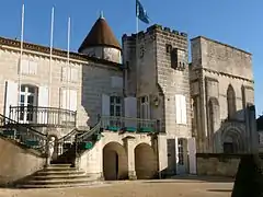 Façade ouest, avec la terrasse et l'église.