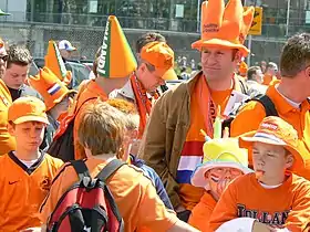 Des Néerlandais habillés en orange avant le match de l’équipe nationale de football contre l’Australie, en 2006.