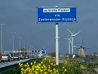 Paysage typiquement Hollandais aux côtés de l'A4 avec moulin Zelden van Passe à Zoeterwoude.