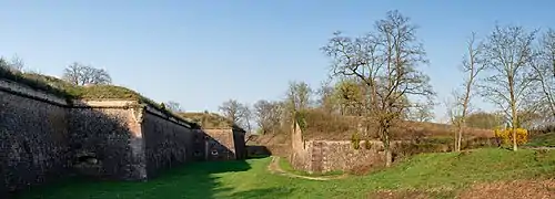 Fossé et fortifications au niveau de la Porte de Bâle.