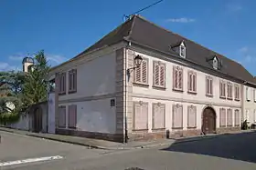 Maisonfaçades sur rue et sur cour