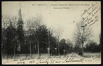 Le boulevard Bineau à Neuilly-sur-Seine, à l'angle du boulevard Victor-Hugo.