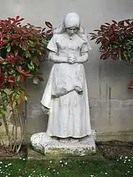 Statue dans le jardin de l'aumônerie (derrière l'église).