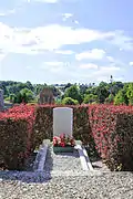 Dans le cimetière.