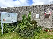 Mémoriaux et plaques à la mémoire des soldats et unités américaines ayant combattu dans ou aux alentours de la commune en juin 1944.