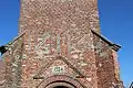 Détail de la façade de l'église portant l'inscription 1714.