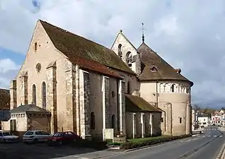 Photographie en couleurs d'une église dont la nef se termine par un chœur en forme de rotonde.