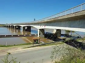 Le pont, l'écluse et le GR3 en 2016.