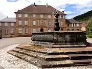 Ancien hôtel de la Prévôté du Chapitre et fontaine (XVIIIe).