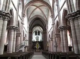 Intérieur de l'église abbatiale Saints-Pierre-et-Paul.