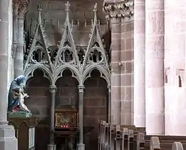 Reliquaire monumental gothique (XIIIe) et châsse-reliquaire en bois (XVIIe-XVIIIe).