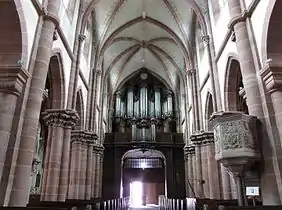 Église abbatiale Saints-Pierre et Paul. Vue intérieure de la nef vers la tribune d'orgue.