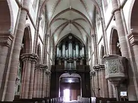 Nef avec chaire (1684) vers orgue de Nicolas Dupont (1772-1778).