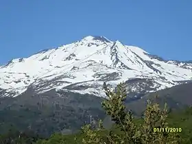 Vue du Cerro Blanco depuis l'ouest avec le Volcán Arrau en forme de pyramide devant son sommet.