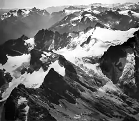 Glaciers près de la montagne