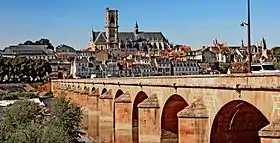 Panorama de la ville française de Nevers de nos jours.