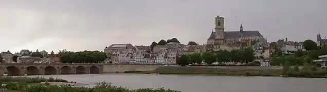 De gauche à droite : pont de Loire, cité historique autour de la cathédrale Saint-Cyr-Sainte-Julitte.
