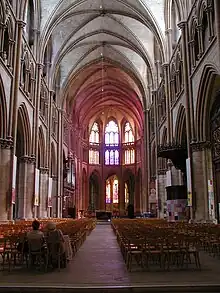Vue intérieure de la nef et du chœur gothique
