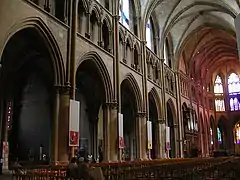 Vue intérieure de la nef et du chœur gothique